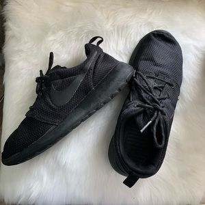 Black Nike roshes